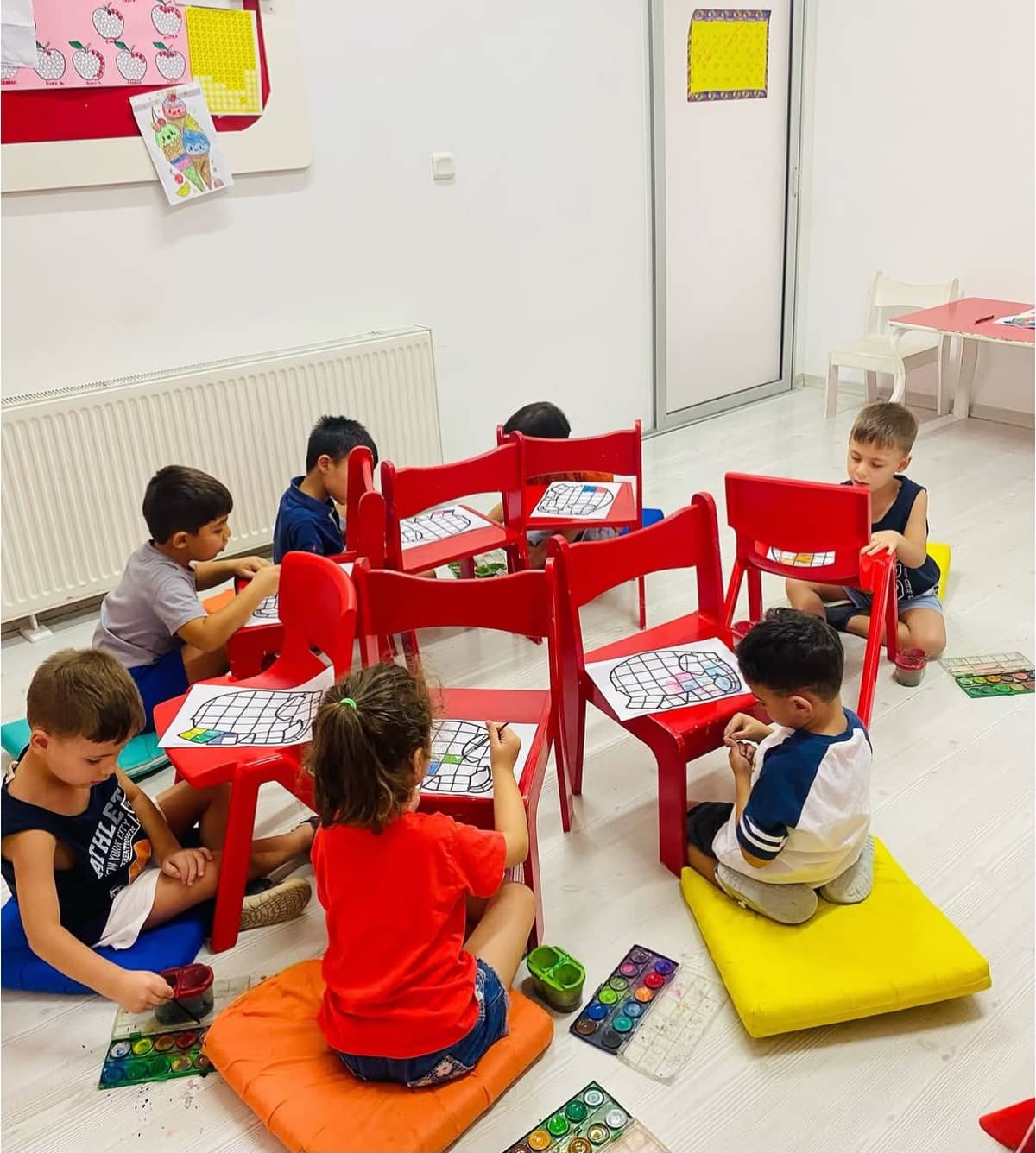 Suluboya resim atölyesinde yaratıcı ifade